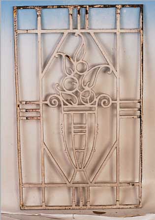 ZIERGITTER, FRANKREICH, UM 1900, GUßEISEN, RESTE WEIßER FASSUNG, KORRODIERT, 91 X 54 CM