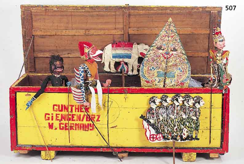 SCHATTENTHEATER, JAVA, UM 1900, BESTEHEND AUS 61 WAYANG GOLEK HOLZFIGUREN CA. 65-100 CM, MIT BUNTER BEMALUNG UND BUNTEN TEXTILEN ...