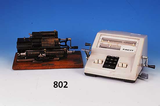 Konvolut 2 Rechenmaschinen, 30er J. und wohl 70/80er Jahre, 1 x Triumphator C, im orig. Geh„use, berieben, 29 x 13 cm
