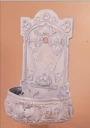 KLEINER WANDBRUNNEN, DEUTSCH, UM 1900, EISENGUß EMAILLIERT, RESTE ALTER BEMALUNG, FASSUNG Z.T. ERNEUERT, FLORALER DEKOR, L. ...