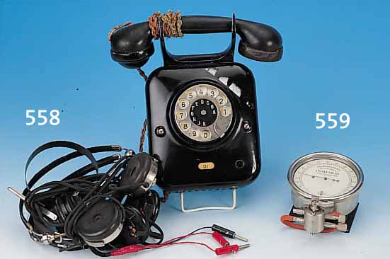 TELEFONAPPARAT, SIEMENS & HALSKE, 30ER J., METALL SCHWARZ LACKIERT, HöRER BAKELIT, DAZU DREI KOPFHöRER, ALLE TEILE MIT ALTERS- UND ...