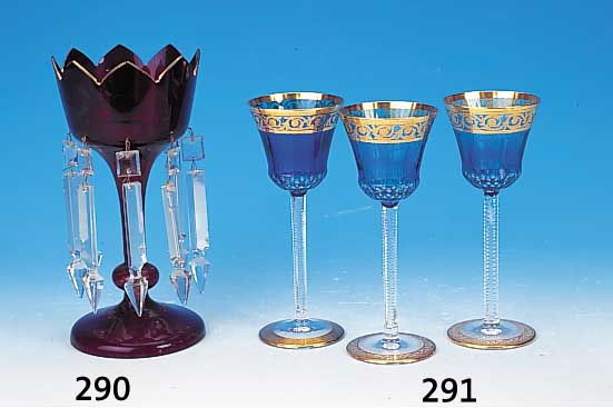 Vase, Böhmen, um 1860, rubinrotes Glas, mit facett. Glasabhängungen, diese z.T. best., Goldrand berieben, H. ca. 25 cm