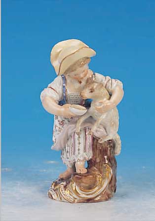 PORZELLANFIGUR, MEISSEN, UM 1880/90, MäDCHEN MIT BEIM FüTTERN EINES LäMMCHENS, BEMALT, AM HUT L. REST., H. 12 CM, SAMMELW.