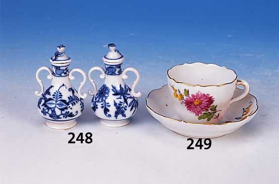 Mokkatasse m. Untertasse, Meissen, 1924-33, 2. Wahl, Porzellan, Blume II, Goldrand, H. 5 cm