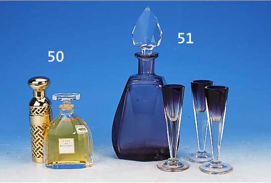 KONVOLUT AUS ZWEI PARFUMFLAKONS: L'EAU DE BACCARAT, IN GESCHLIFFENEM KRISTALLGLAS, H. CA. 14 CM; 1 X SHALIMAR DE GUERLIN, EAU DE ...