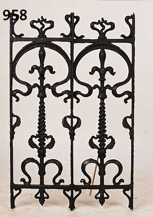 PAAR ZIERGITTER, FRANKREICH, UM 1900, GUß- EISEN, SEK. SCHWARZ GELACKT, L. KORRISIONS- SPUREN, M.: 79 X 26 CM