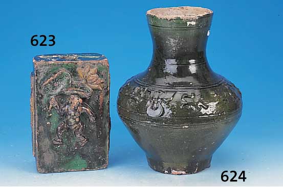 Schöne Balustervase, Han-Dynastie 206 v. - 220n. Chr., China, ein sog. Hu aus rötlicher hartgebrannter Keramik mit grüner Bleiglasur, der ...