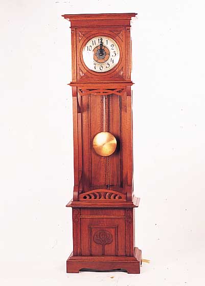 Standuhr, Kienzle, um 1910/20, helles Eichengehäuse, Jugendstil mit zeittyp. Schnitzarbeiten, Schwungbereich des Pendels inoffener ...