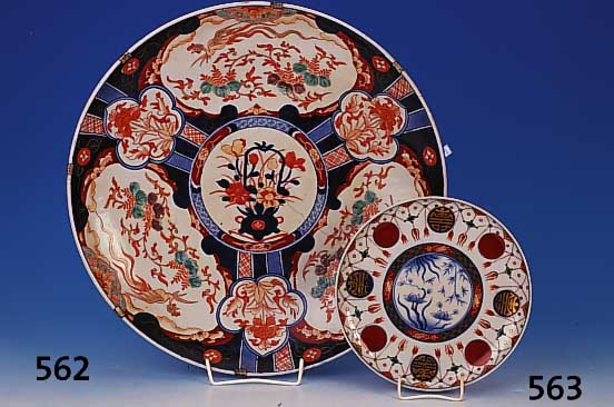Groáer Teller, Imari, um 1890, Porzellan handbemalt, Drachen und Blumendekor, alter Haarriá, D. 45 cm