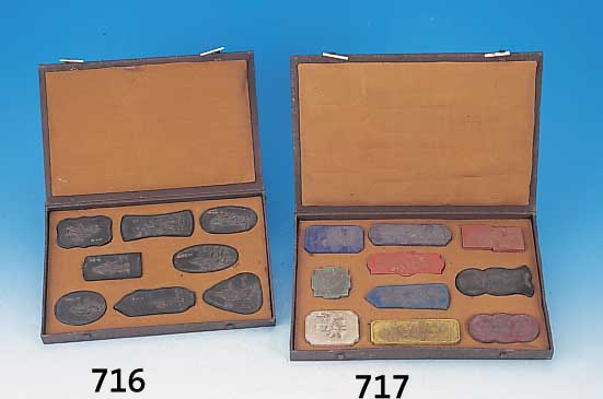 Sammlung aus 8 Tuschesteinen, China, um 1900- 1910, fein reliefiert und partiell bunt bemalt, im orig. Etui