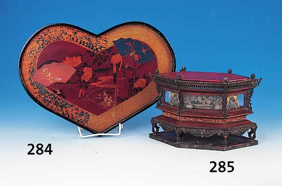 Ahnenschrein, China, um 1880-90, Rotholz und Metall, innen mit Jadeitgegenständen aus- geschmückt, diese mit vergoldeten Metall- monturen, ...
