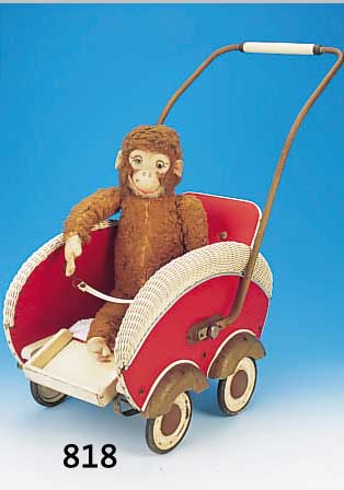 PUPPENKINDERWAGEN, DEUTSCH UM 1950/53, MIT MOHAIRAFFE 50ER JAHRE, HOLZ BUNT STAFFIERT, KUNSTSTOFFBESATZ U. CREMEFARBENEM GEFLECHT, GRIFF ...