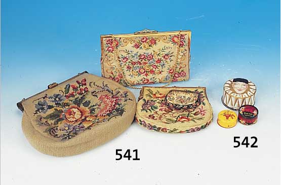 Konvolut drei Puderdosen, Frankreich/Belgien, 20er Jahre, 1 x Tokalon-Gesichtspuder, Paris, ungeöffnet, D. 8,5 cm, Houbigant Paris,D. 4,5 cm, ...