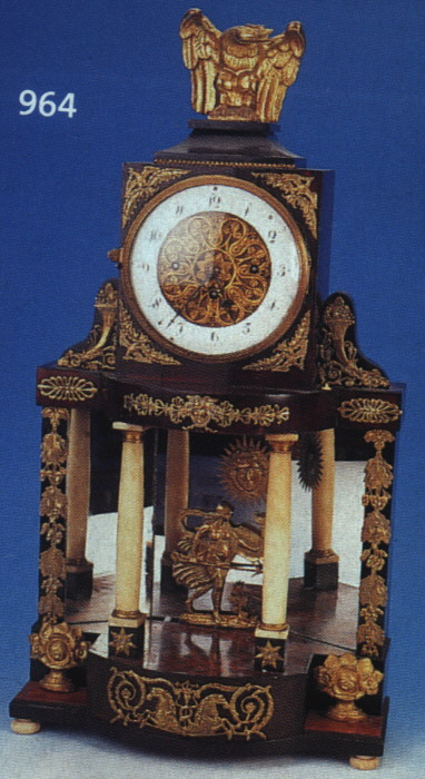 EMPIRE-UHR, WOHL WIEN/PRAG, UM 1820- 1830, VERSCHIEDENE HöLZER, MESSINGAPPLIKATIONEN, 2 VOLLPLAST. ALABASTERSäULEN M. MESSINGBASEN U. ...