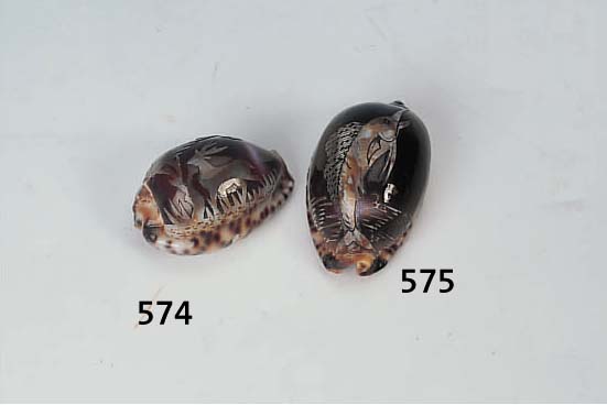 Kauri-Muschel, Südsee, um 1900, reich und fein geschnitzt m. aufsteigendem Schwertfisch,L. ca. 4 cm