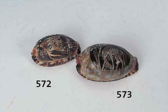 Kauri-Muschel, Südsee, um 1900, reich und fein geschnitzt mit Skalar, L. ca. 4 cm
