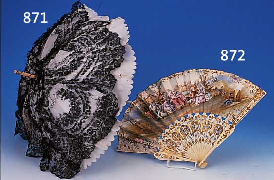 SONNENSCHIRM, DEUTSCH, UM 1880, WEIßE SEIDE MIT SCHWARZER SPITZE, DIESE BESCH., GRIFF ELFENBEIN GESCHNITZT MIT BLUMEN UND INSEKTEN, H. CA. 63 ...