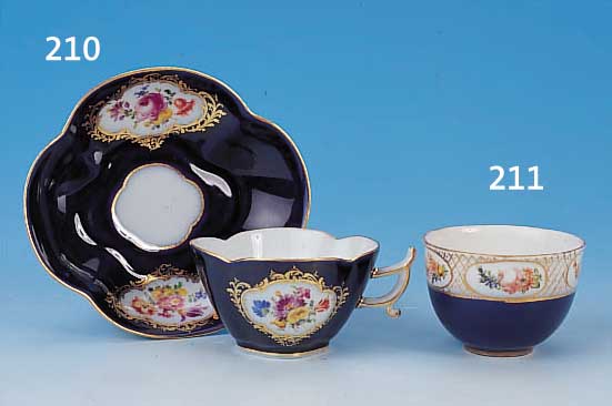 KOPPCHEN, MEISSEN, MARCOLINI, UM 1774-1810, PORZELLAN, KOBALTBLAUER FOND, BUNTE BEMALUNG AM RAND, UMLAUFEND 5 OVALE KARTUSCHEN MIT KLEINEN ...
