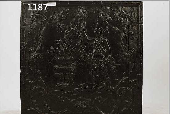 OFENPLATTE, FRANZ., UM 1720, EISENGUß GE- SCHWäRZT, FORTUNA IN ROCAILLEN, SYMMETRISCHE ANORDNUNG, BILD SELBST ASYMMETRISCH, STILTYP. POSE, ...