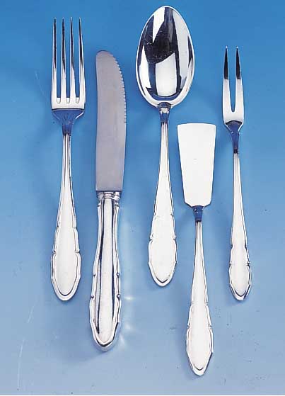 Besteck, deutsch um 1950, Entwurf ca. 30er Jahre, davon 18 Teile 900er Silber: 6 Messer (Stahlklingen, Griffe gefüllt), 6 Ga- beln, 6 ...