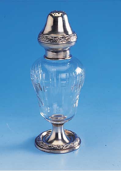 Zuckerstreuer, Frankreich um 1900, Kristallglas geschnitten und geschliffen, 800er Silber, Bänderdekor, Gebr.spuren, H ca. 16 cm, ...