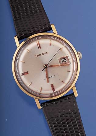 Konvolut: 2 BULOVA Herrenarmbanduhren Schweiz um 1965, einmal Metall, Tonnenform, Edelst.-Boden gedr., flache Ausführung, vers. Blatt, kl. ...