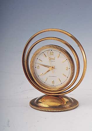 UGIVAL Tischührchen, Schweiz um 1955, Metallhartverg., vers. Blatt, 17 St., Rundankerwerk,Aufzug u. Zeigerstell. am Geh.-Boden, H. ca. 60 mm, ...