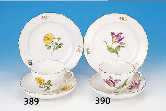 Kaffeegedeck, Meissen, 2. Hälfte 20. Jh., 2. Wahl, Porzellan, Blume I, Goldrand, bemalt, best. aus Tasse mit Untertasse und Dessert- teller, ...
