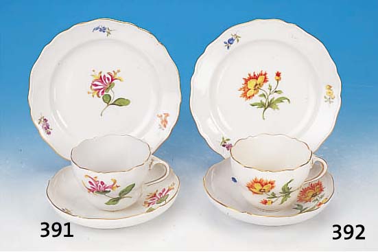 KAFFEEGEDECK, MEISSEN, 2. HäLFTE 20. JH., 2. WAHL, PORZELLAN, BLUME I, GOLDRAND, BEMALT BEST. AUS TASSE MIT UNTERTASSE UND DESSERT- TELLER, D. ...