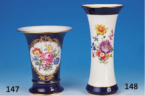 Vase, Meissen, 60er Jahre, 1. Wahl, Porzel- lan kobaltblau glasiert, in goldgerahmter Kartusche feine bunte Blumenmalerei, H. ca. 19 cm