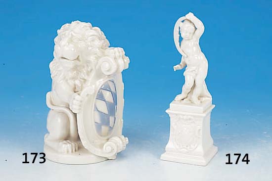 Porzellanskulptur, Nymphenburg, 20er Jahre, Löwe, bemalt, H. 16 cm, schöne große Ausfor- mung, num. 2009