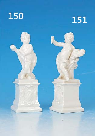 Porzellanskulptur, Nymphenburg, um 1900, Putto auf Postament, H. 16 cm, weiß