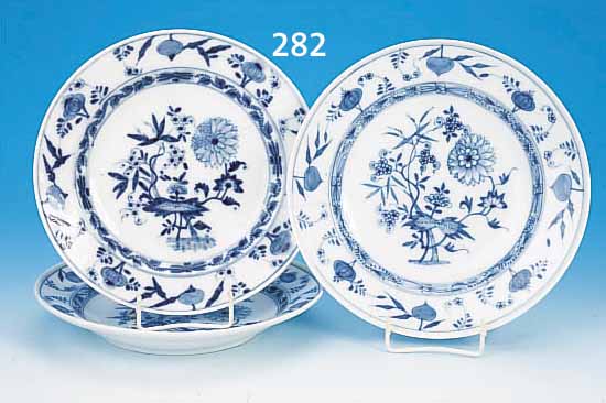 DREI TELLER, MEISSEN, ENDE 18. JH., MARCOLINI, PORZELLAN, BLAUES ZWIEBELMUSTER, D. JE CA. 24 CM, RESTAURIERT