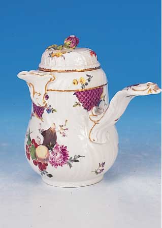 Schokoladenkanne, Meissen, um 1750, Porzellan, reliefiert, sehr feine bunte Blumenmalerei, Goldstaffage, voletter Schuppendekor,rest., kl. ...