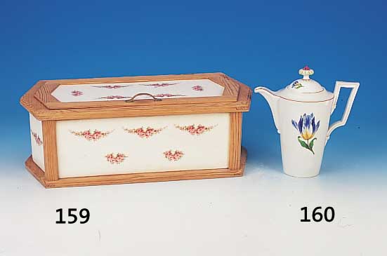 Kaffeekanne, Meissen, Marcolini, um 1800, Porzellan, bunt bemalt mit zwei Blüten, H. ca. 20 cm