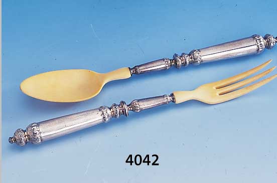 2-teiliges Salatbesteck, Frankreich um 1900, 800er Silber, Meistermarke EE unged., Re- naissancestil, Gebr.teile Bein geschnitzt, im ...