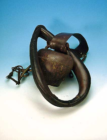 Kuhglocke, Schweiz um 1850, mit sog. Glockentreichel, Leder, z.T. besch., Glocke: 28 x 32 cm