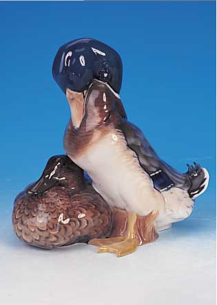 Große Porzellanskulptur, Rosenthal,, 50er Jahre , Entwurf Willi Zügel, zwei Enten,Untergalsurbemalung, 24 x 22 cm