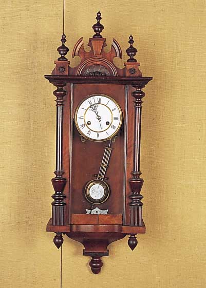Wanduhr, Fr. Maude, Schwenningen, um 1900, verziertes Holzgehäuse, dreiseitig verglast, minimale Reste alten Wurmbefalls, Aufsatz sek., ...