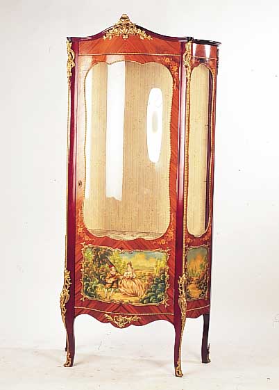 Vitrine, Stilmöbel nach Vorbild des Dresdner Barock, Nußbaum- u. Mahagonifurnier, Bronze-beschläge, im unteren Türbereich aufgebrachte Lwd mit ...