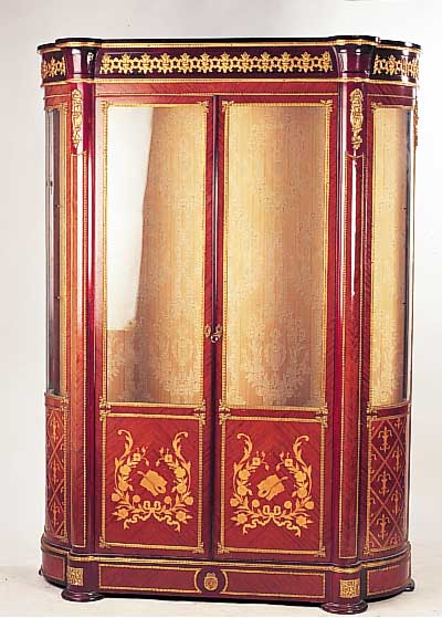 Vitrine, Stilmöbel nach französischem Vorbild um 1760-80, Mahagonifurnier z.T. gebleicht, vergoldete Bronzeapplikationen, in den unterenBereichen ...