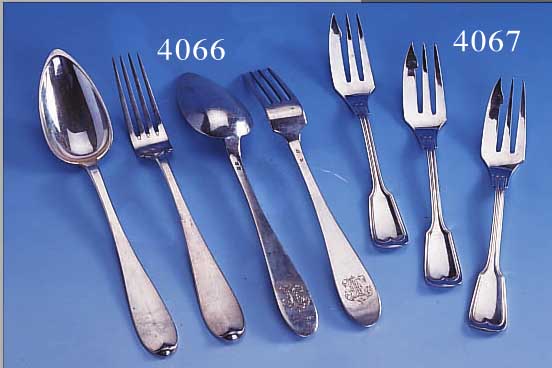 6 GABELN UND 6 LöFFEL, ZUS. CA. 865 G, DEUTSCH UM 1830/40, 12-LöTIG, RüCKS. BES.- MONOGR., ZUS. CA. 895 G, MEISTERMARKE UNGED.