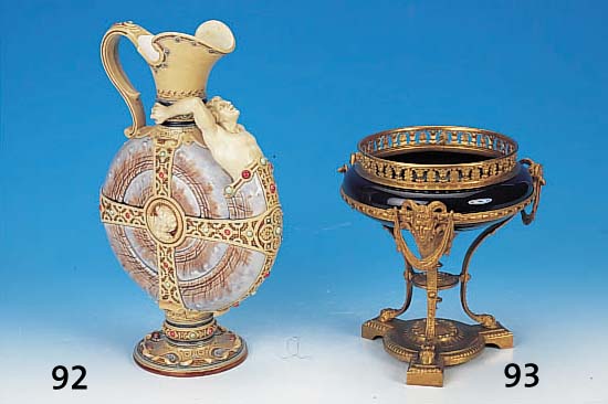 FUßSCHALE, DEUTSCH, WOHL MüNCHEN, UM 1880/90, BRONZEFUß, TEILVERGOLDET, SPäTER HISTORIS- MUS, KOBALTBLAUE EINSATZKERAMIK, FLANKIERT VON DREI ...