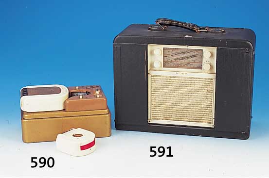 Radiogerät, Nora, 30/40er Jahre, elfenbein- farb. Bakelitgehäuse in Lederkoffer, Fu. nichtgeprüft, M. ca. 34 x 45 x 19 cm, l. Alterssp.,einer der ...