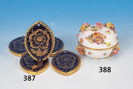 DECKELDOSE, MEISSEN, UM 1870/80, PORZELLAN, REICH APPLIZIERT MIT PLASTISCHEN BLüTEN U. BLäTTERN, BUNT BEMALT, GOLDRAND, IM ...