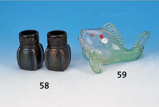 VASENPAAR, ÖSTERREICH, UM 190/05, LILAFARB. GLAS, IN DIE FORM GEBLASEN, KORBSTRUKTUR, LüS-TRIERT, MüNDUNGSABSCHLUß METALL MIT FLORALER ...