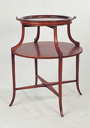 Beistelltisch mit abnehmbarem Tablett, Frank- reich, um 1900, Nußbaum mit Bandintarsien, H. ca. 83 cm, unterer D. ca. 66 cm, oberer D. ca. 48 cm