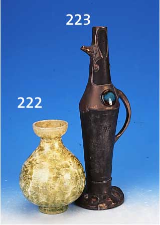 VASE, ÖSTERREICH, UM 1900-10, STEINGUT, RELIEFIERT, BRONZE- UND KUPFERFARBEN GLASIERT,ZWEI AUFGELEGTE GLASIERTE KERAMIKPLAKETTEN, H. CA. 41 ...