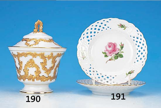 Zwei Teller, Meissen, 2.H. 20. Jh., 2. Wahl,Porzellan, Rand in Durchbrucharbeit, Korb- muster, Bemalung im Dekor Rote Rose, Goldrand,D. ca. 15,5 ...