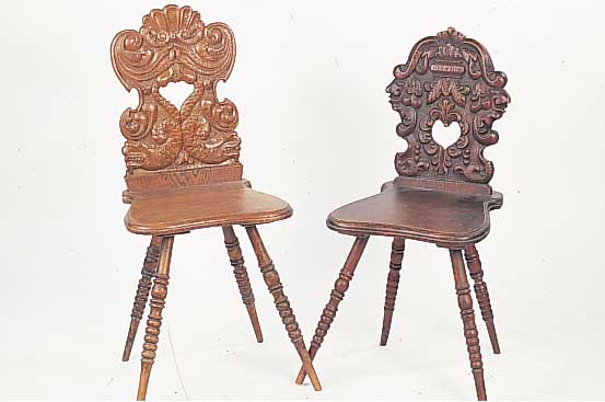 Drei Brettstühle, süddeutsch, um 1880-90, Eiche massiv, reich geschnitzte Lehnen, Füße teils gedrechselt, einer leicht besch.